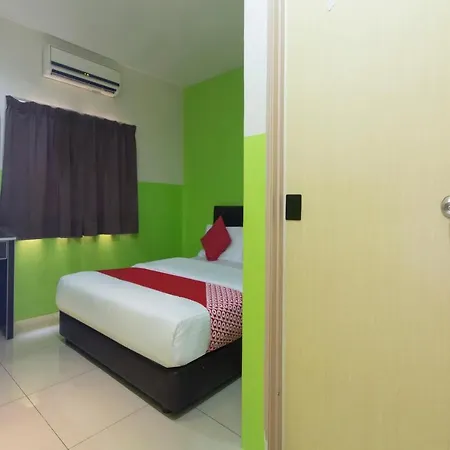 Oyo 44072 Mines Cempaka Hotel Nilai Exterior photo
