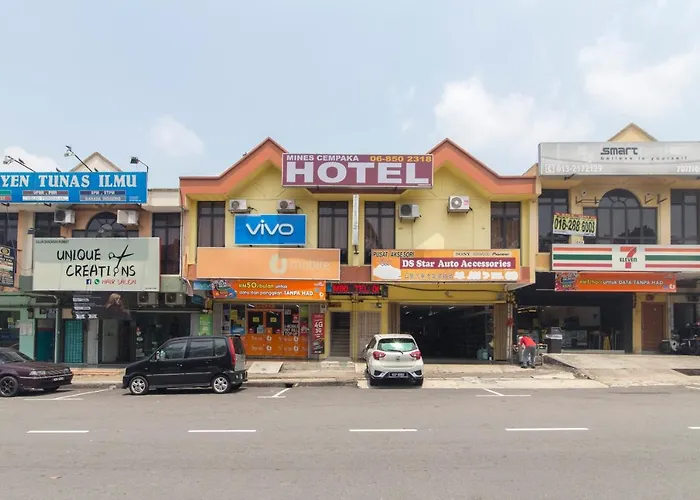 Oyo 44072 Mines Cempaka Hotel