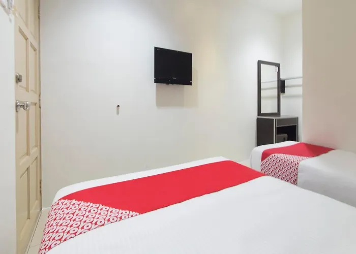 Oyo 44072 Mines Cempaka Hotel