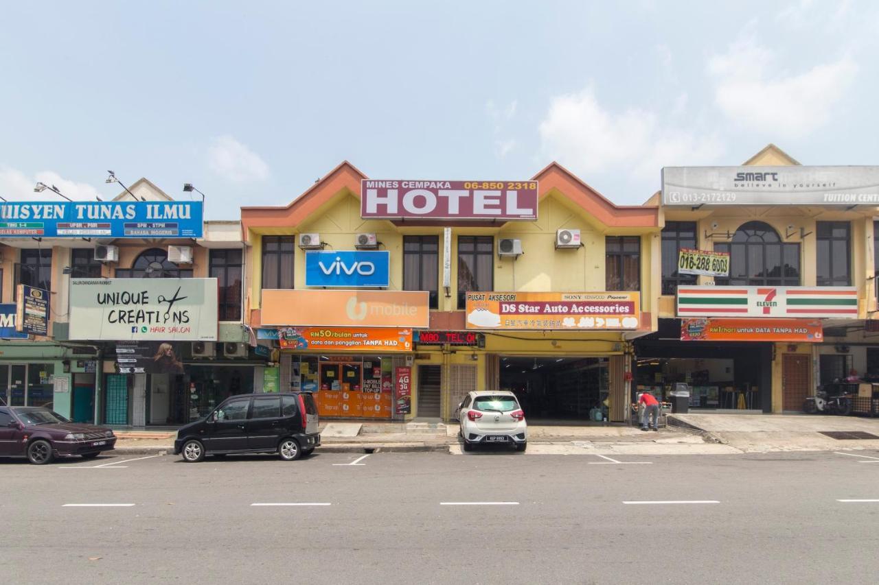 Mines Cempaka Hotel 2*